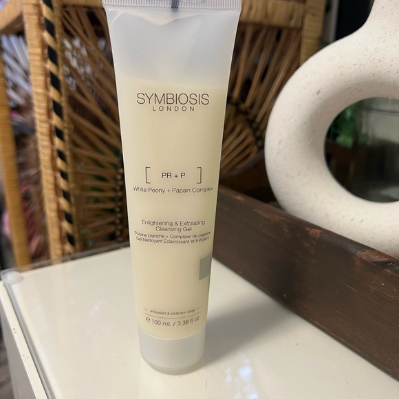 SYMBIOSIS SKINCARE
Enlightening & Exfoliating Cleansing Gel - Picture 2 of 2